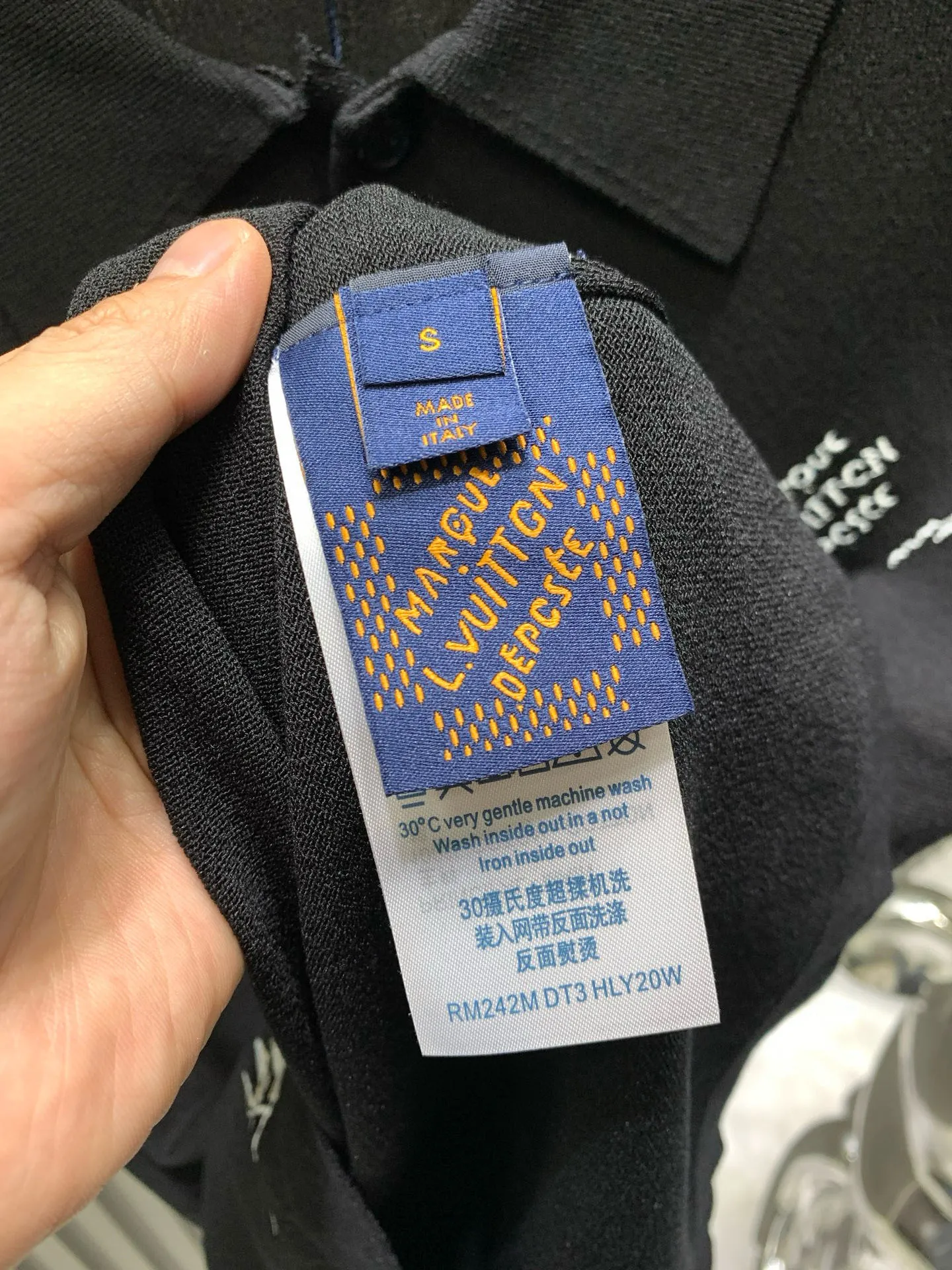 🅿️280 🀄️ Louis Vuitton Louis Vuitton 25SS new sailing ship logo embroidered short-sleeved T-shirt Smooth sailing spring and summer new short-sleeved design ceiling. It is said that big brands like to play with logos, but they really play with logos. There are also very few luxury designers who make designs. The new model pays tribute to the bustling ports of the transatlantic voyage. The sailboat is used as embroidery to form the whole effect. Injecting seasonal elements into the classic straight tailoring Create a casual daily choice. It is extremely skin-friendly and comfortable. It feels very delicate to the touch. The texture is very good. It is very heavy-duty. The shape is invincible and slimming. It is very fashionable to match it casually. The upper body effect is amazing. Give it to me.
